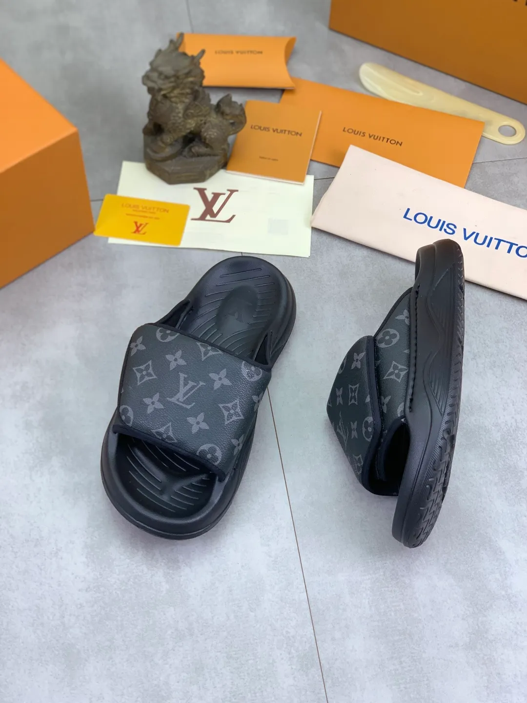 Men's shoes 💰P320💰【New style】🆘 Original quality 【LOUIS VUITTON】The popular Louis Vuitton LV men's slippers on the official website are on sale simultaneously! Original fabric imported from Italy. Original bottom provided by the original factory. Number of yards: 38-44 (customized to 45). Multiple colors to choose from. Fully packaged drawer box.